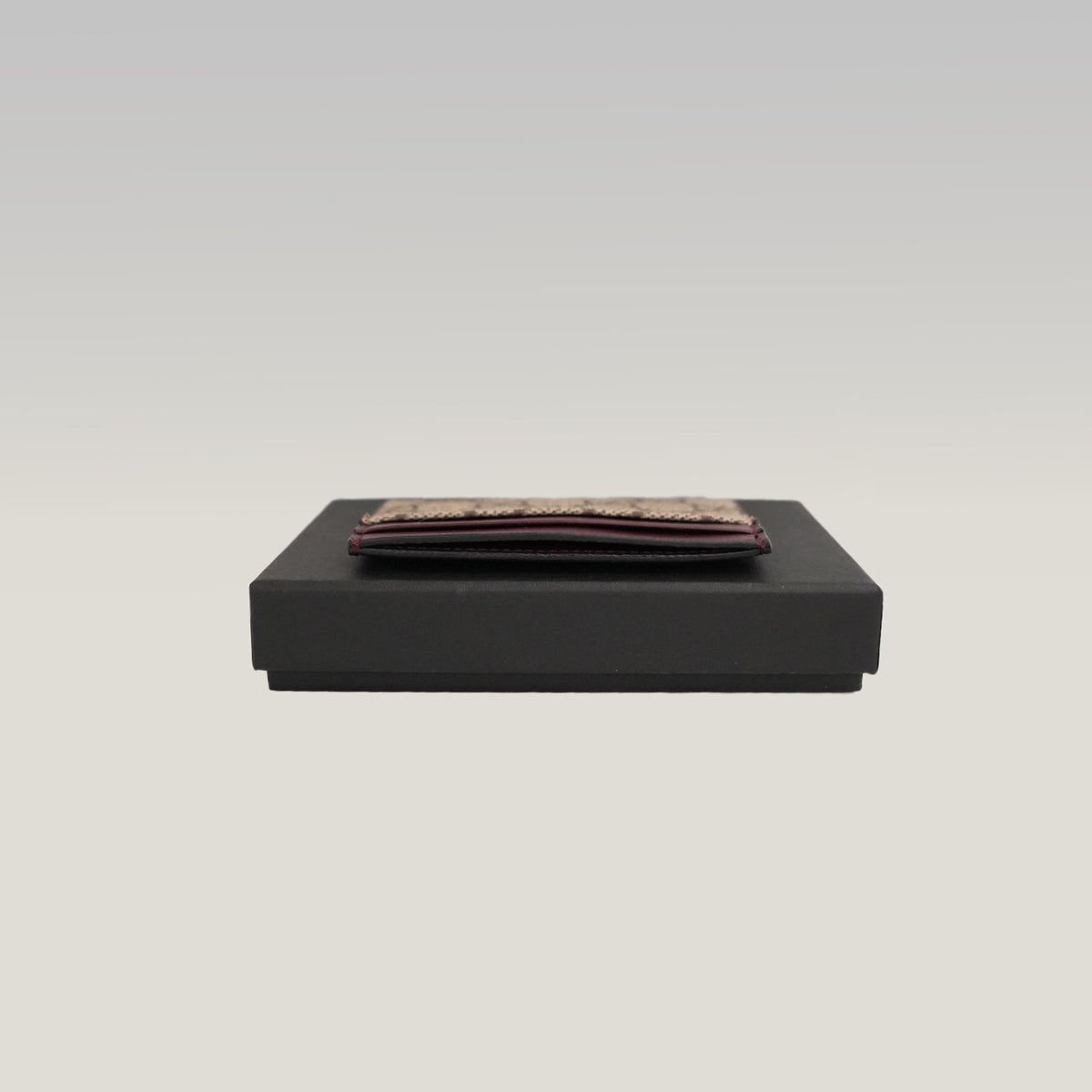 GUCCI Kartenetui GG Supreme in Beige und Braun mit bordeauxfarbenem Leder und Box