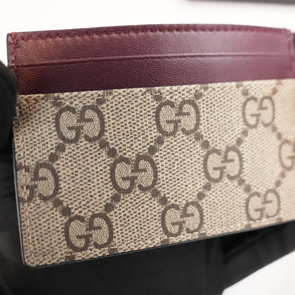 GUCCI Kartenetui GG Supreme in Beige und Braun mit bordeauxfarbenem Leder und Box