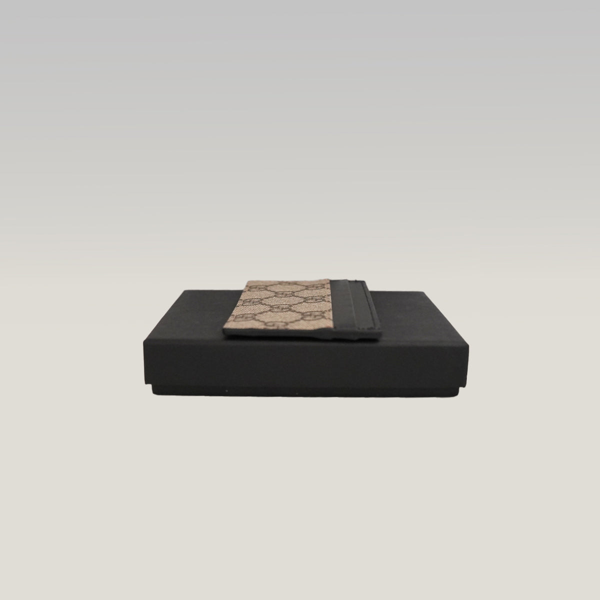 GUCCI Portacarte GG Supreme Beige e Marrone con Pelle Nera – Condizioni Eccellenti con Scatola
