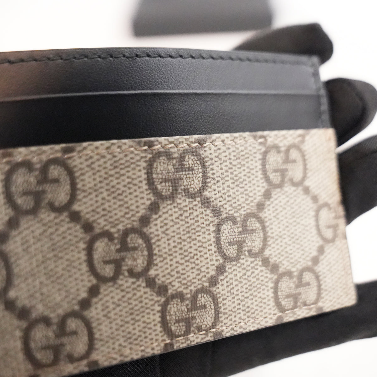 GUCCI Portacarte GG Supreme Beige e Marrone con Pelle Nera – Condizioni Eccellenti con Scatola