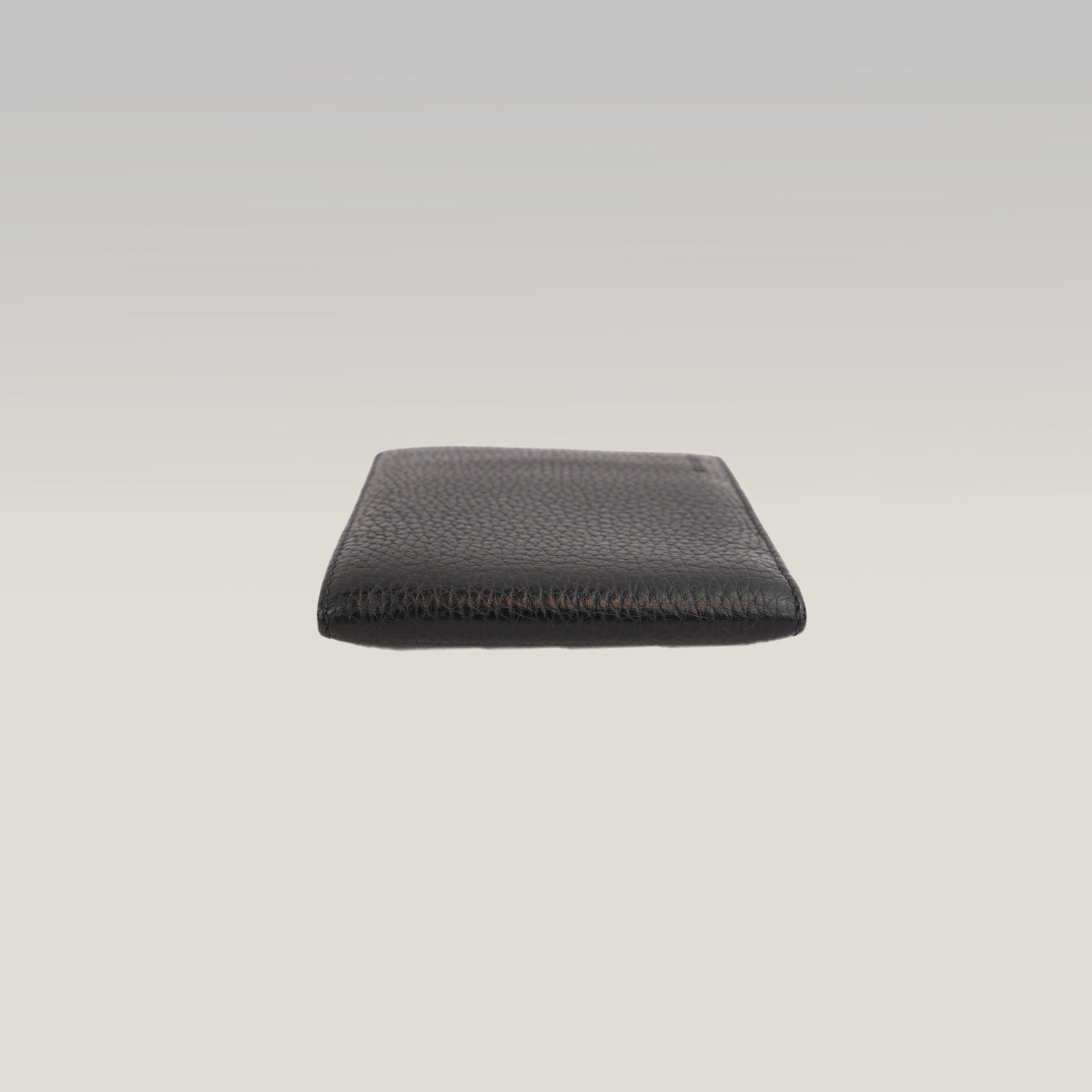 Gucci Portafoglio Bifold in Pelle Martellata Nera con Logo Gucci – Portafoglio Compatto da Uomo