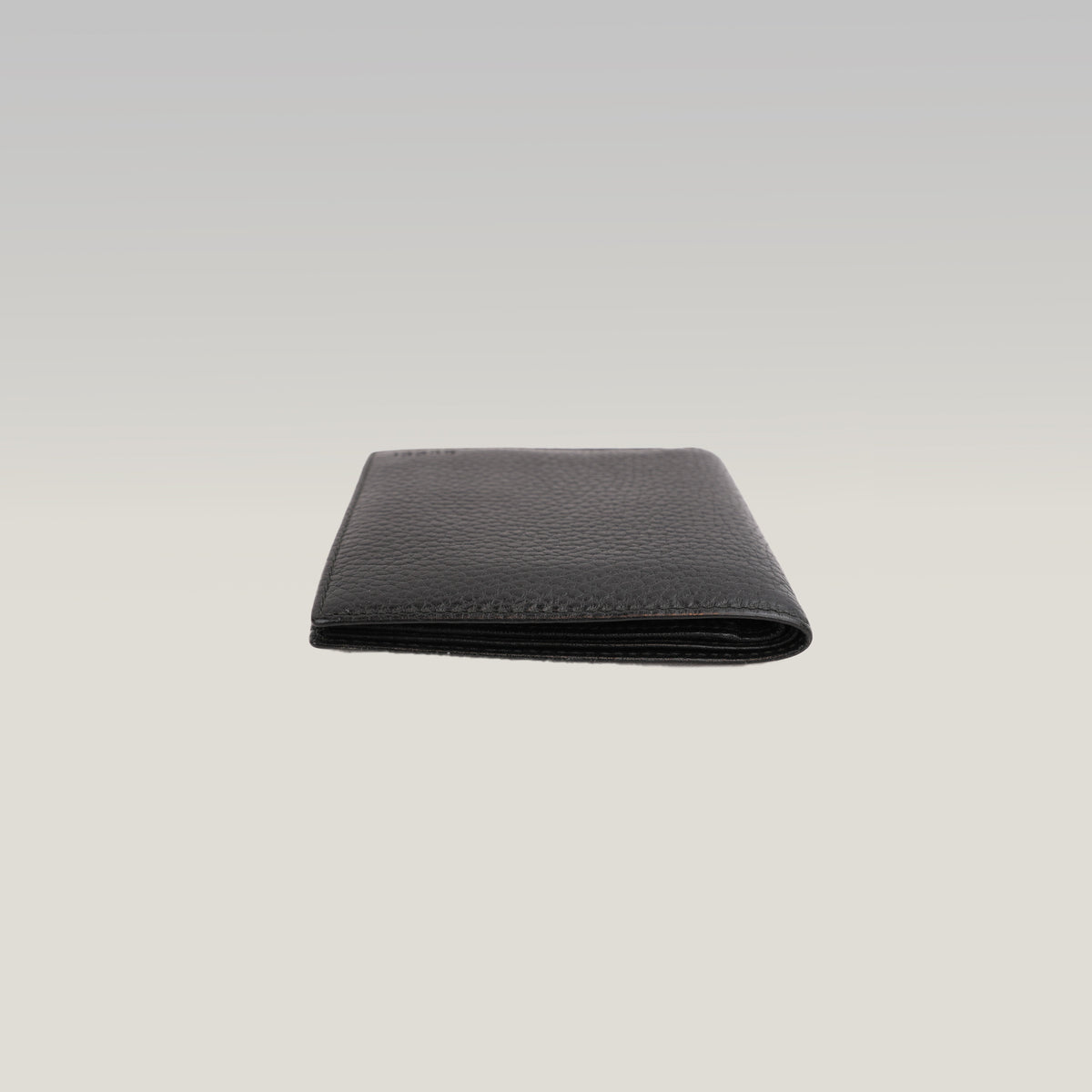 Gucci Portafoglio Bifold in Pelle Martellata Nera con Logo Gucci – Portafoglio Compatto da Uomo