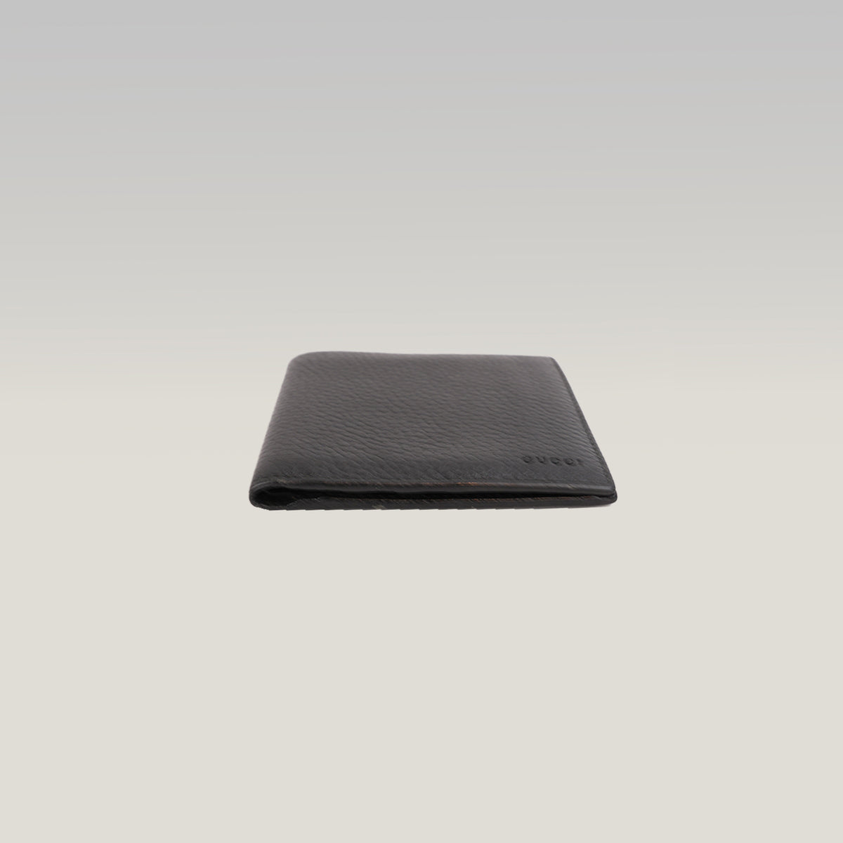 Gucci Portafoglio Bifold in Pelle Martellata Nera con Logo Gucci – Portafoglio Compatto da Uomo