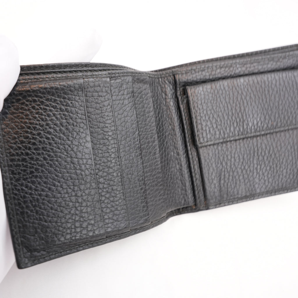 Gucci Portafoglio Bifold in Pelle Martellata Nera con Logo Gucci – Portafoglio Compatto da Uomo
