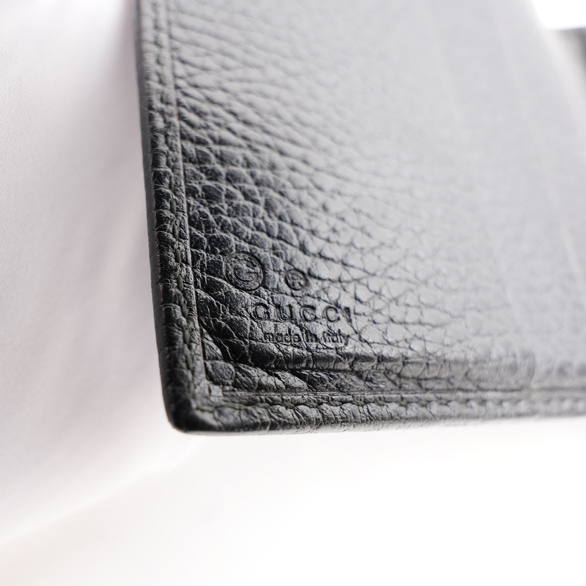 Gucci Portafoglio Bifold in Pelle Martellata Nera con Logo Gucci – Portafoglio Compatto da Uomo