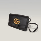 Gucci Arli Borsa a Tracolla in Pelle Nera con Logo Doppia G Dorato