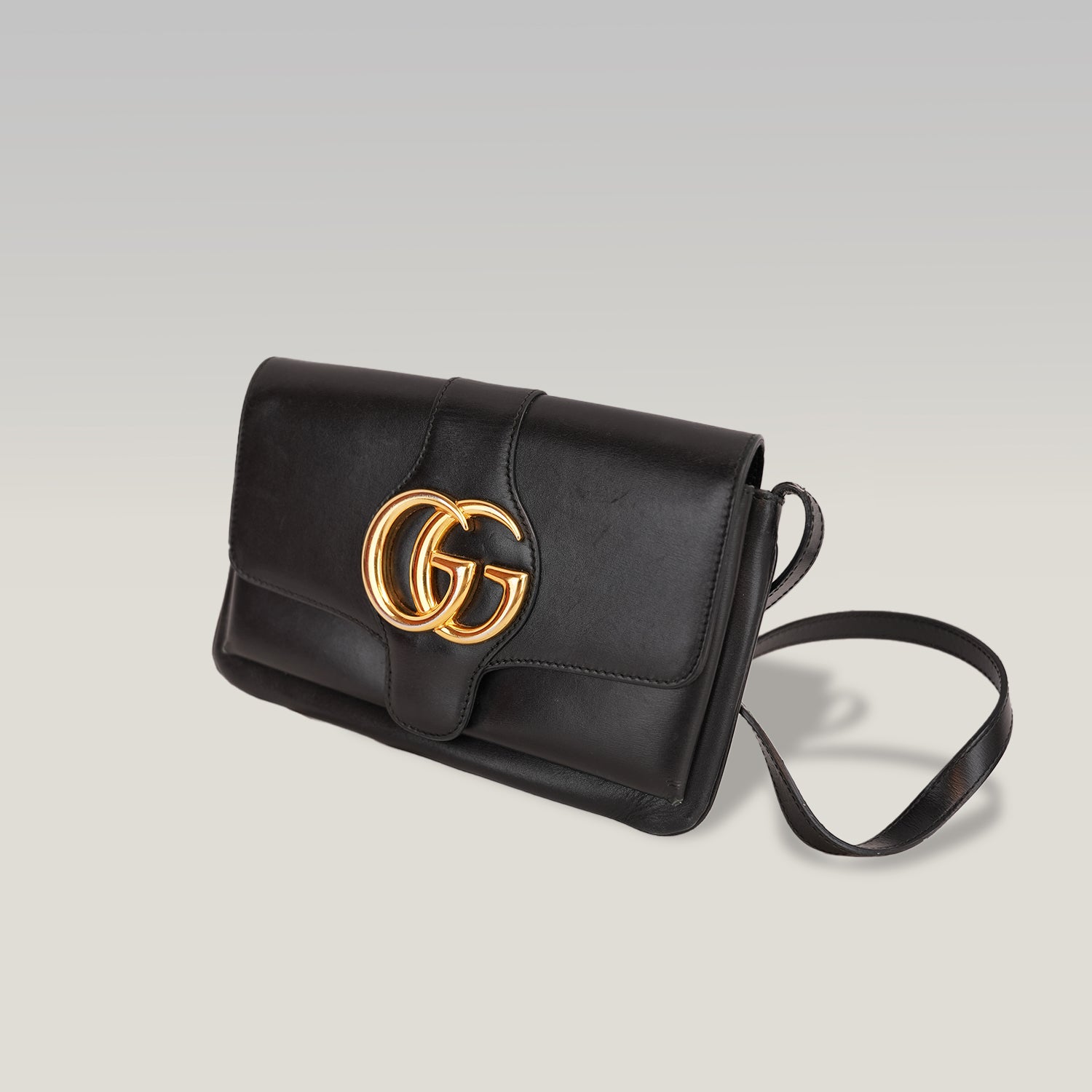 Gucci Arli Borsa a Tracolla in Pelle Nera con Logo Doppia G Dorato