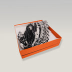 Foulard Hermès Carré Plissé 90 in Seta Bianco e Nero con Motivi Geometrici