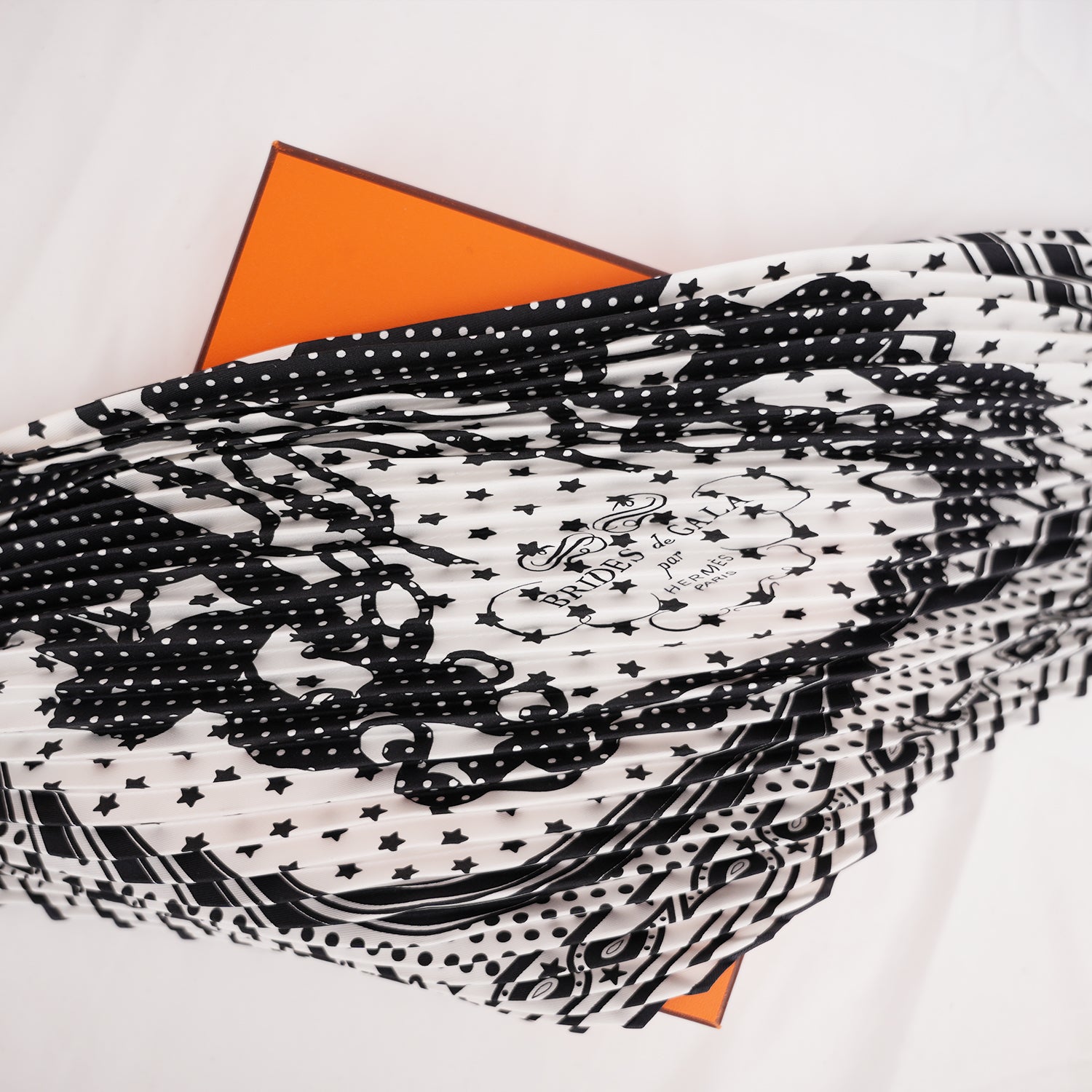 Foulard Hermès Carré Plissé 90 in Seta Bianco e Nero con Motivi Geometrici