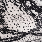 Foulard Hermès Carré Plissé 90 in Seta Bianco e Nero con Motivi Geometrici