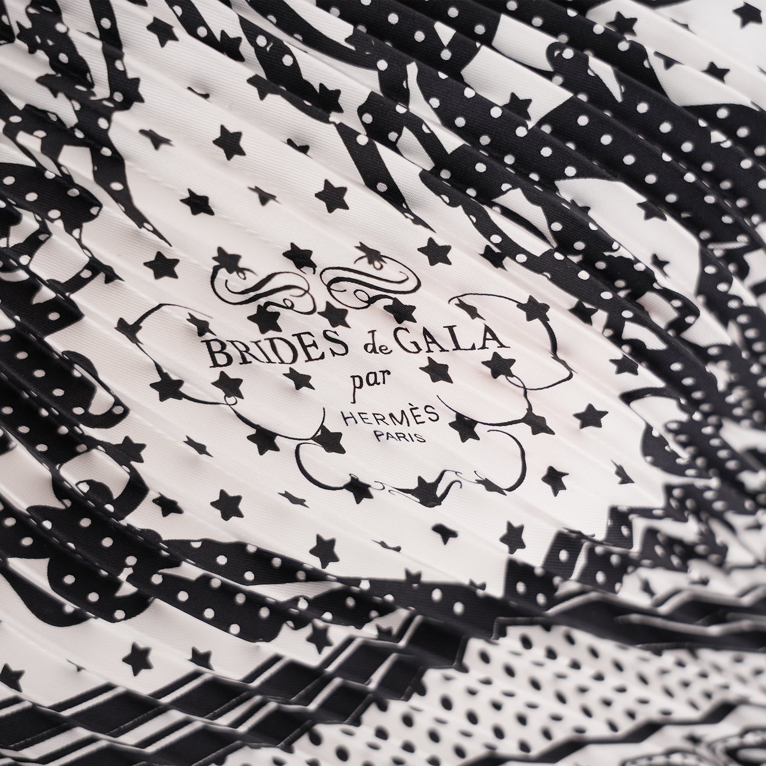 Foulard Hermès Carré Plissé 90 in Seta Bianco e Nero con Motivi Geometrici
