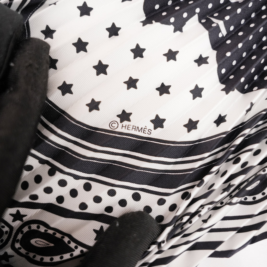 Foulard Hermès Carré Plissé 90 in Seta Bianco e Nero con Motivi Geometrici