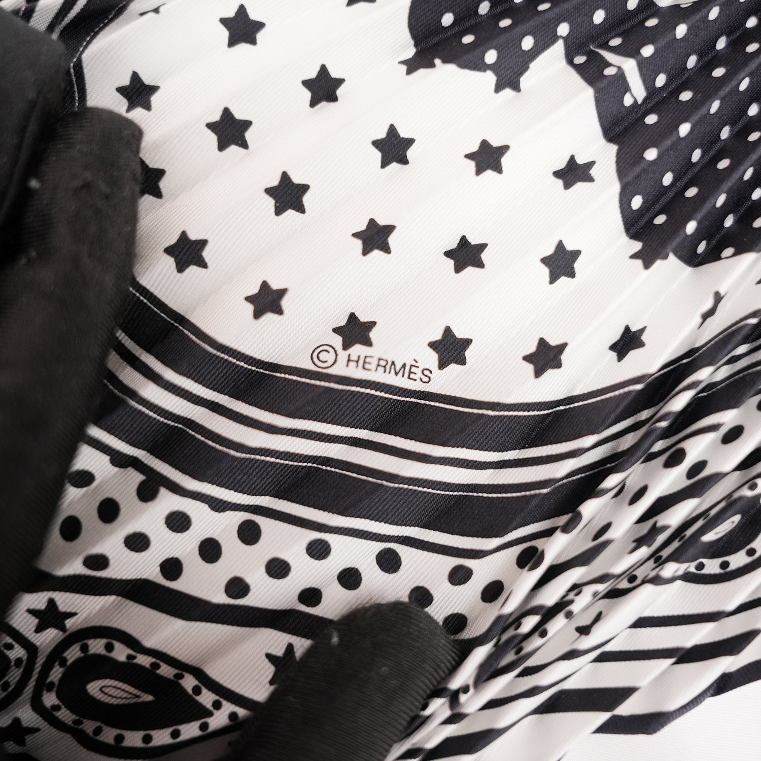Foulard Hermès Carré Plissé 90 in Seta Bianco e Nero con Motivi Geometrici