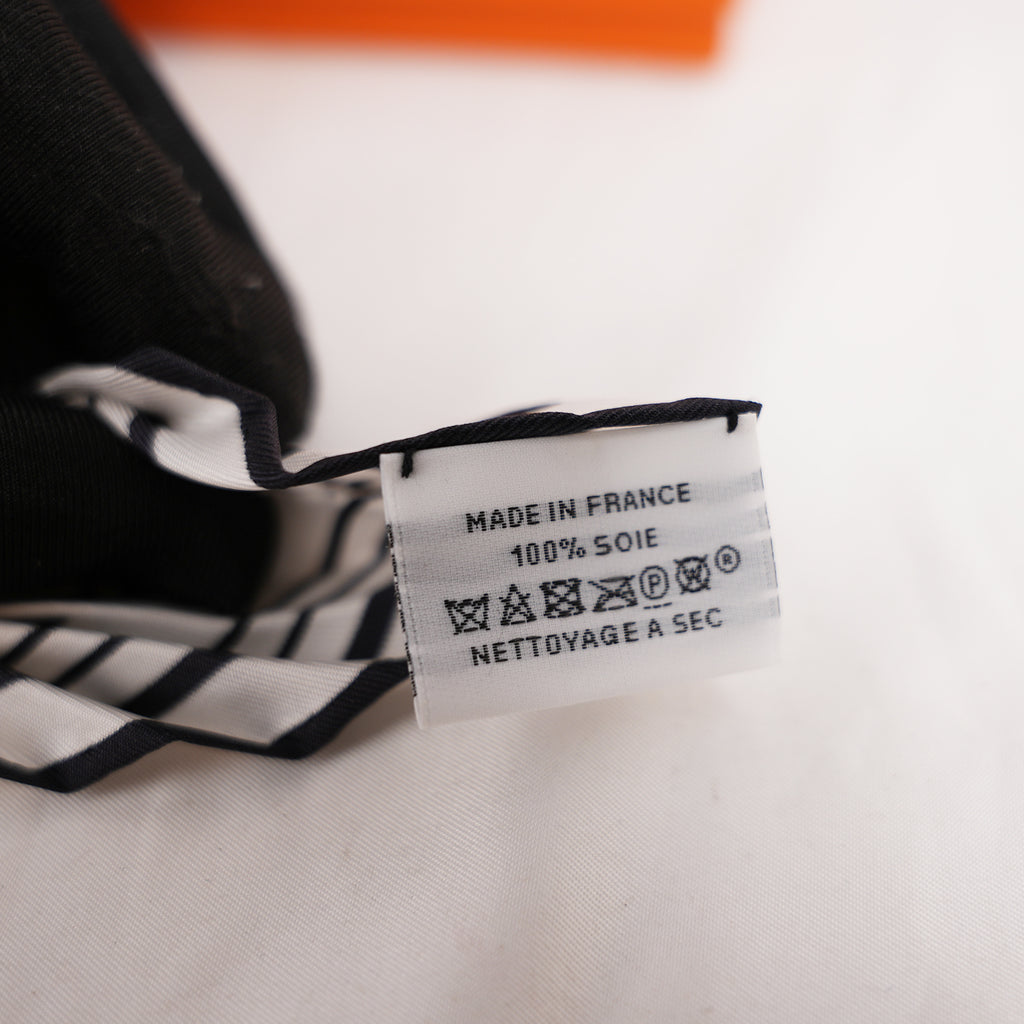 Foulard Hermès Carré Plissé 90 in Seta Bianco e Nero con Motivi Geometrici