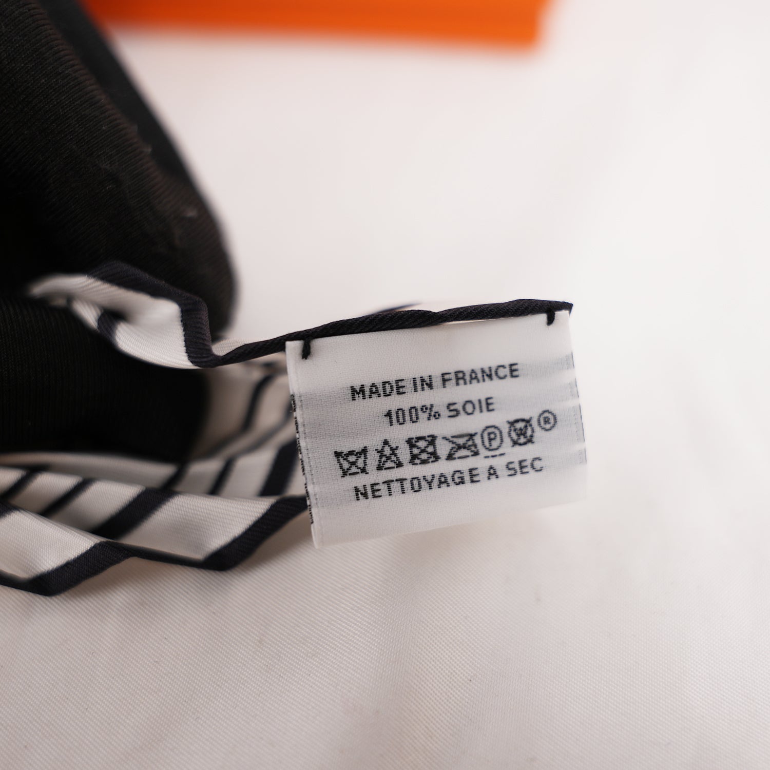 Foulard Hermès Carré Plissé 90 in Seta Bianco e Nero con Motivi Geometrici