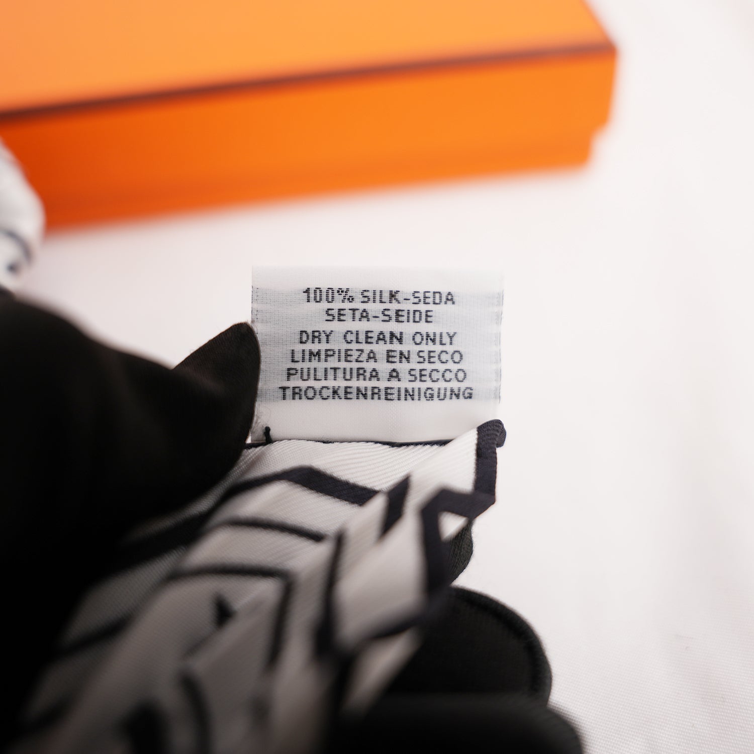 Foulard Hermès Carré Plissé 90 in Seta Bianco e Nero con Motivi Geometrici