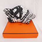 Foulard Hermès Carré Plissé 90 in Seta Bianco e Nero con Motivi Geometrici
