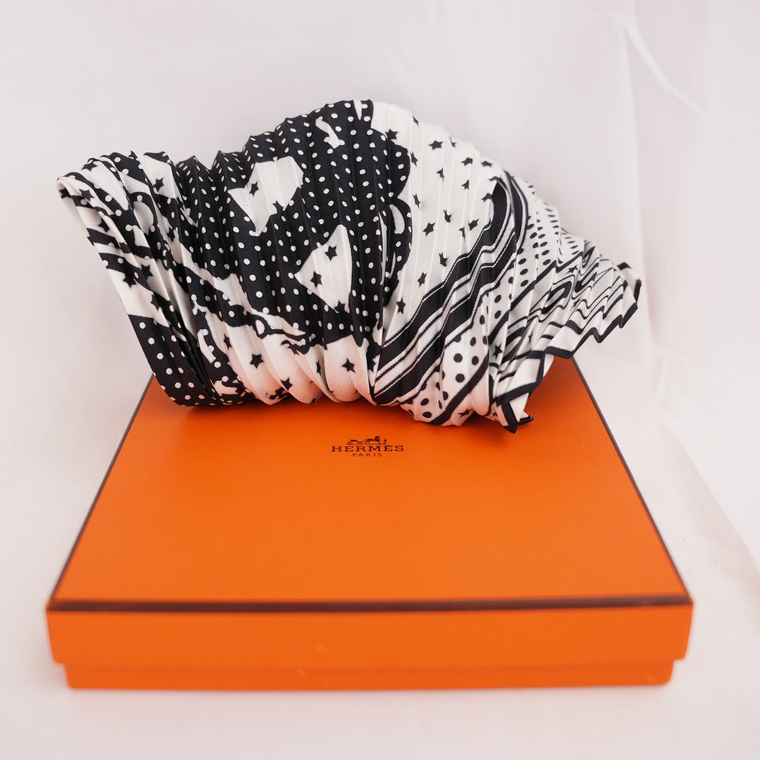 Foulard Hermès Carré Plissé 90 in Seta Bianco e Nero con Motivi Geometrici