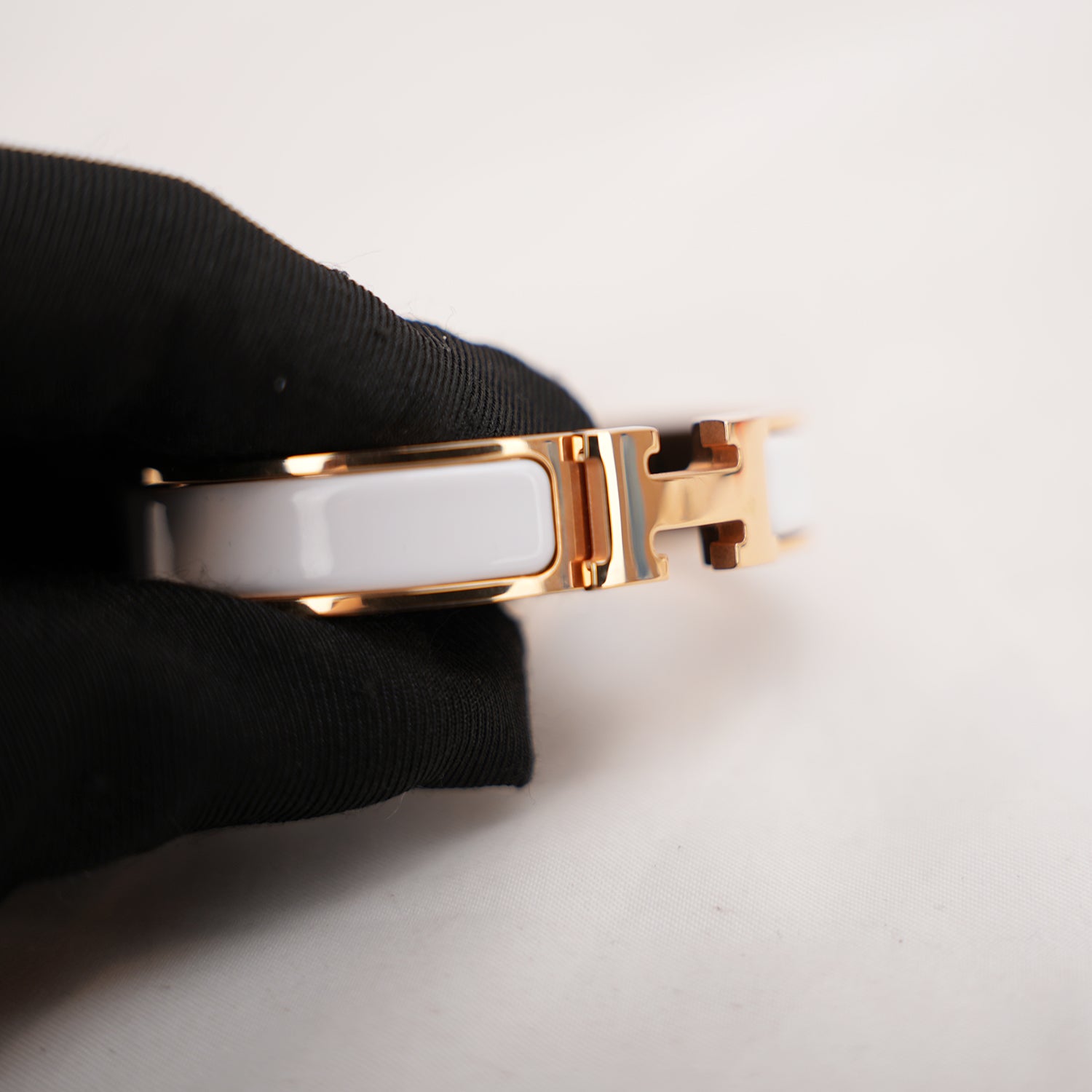 Hermès Clic Clac H PM Bracciale Rigido in Metallo Dorato con Smalto Bianco