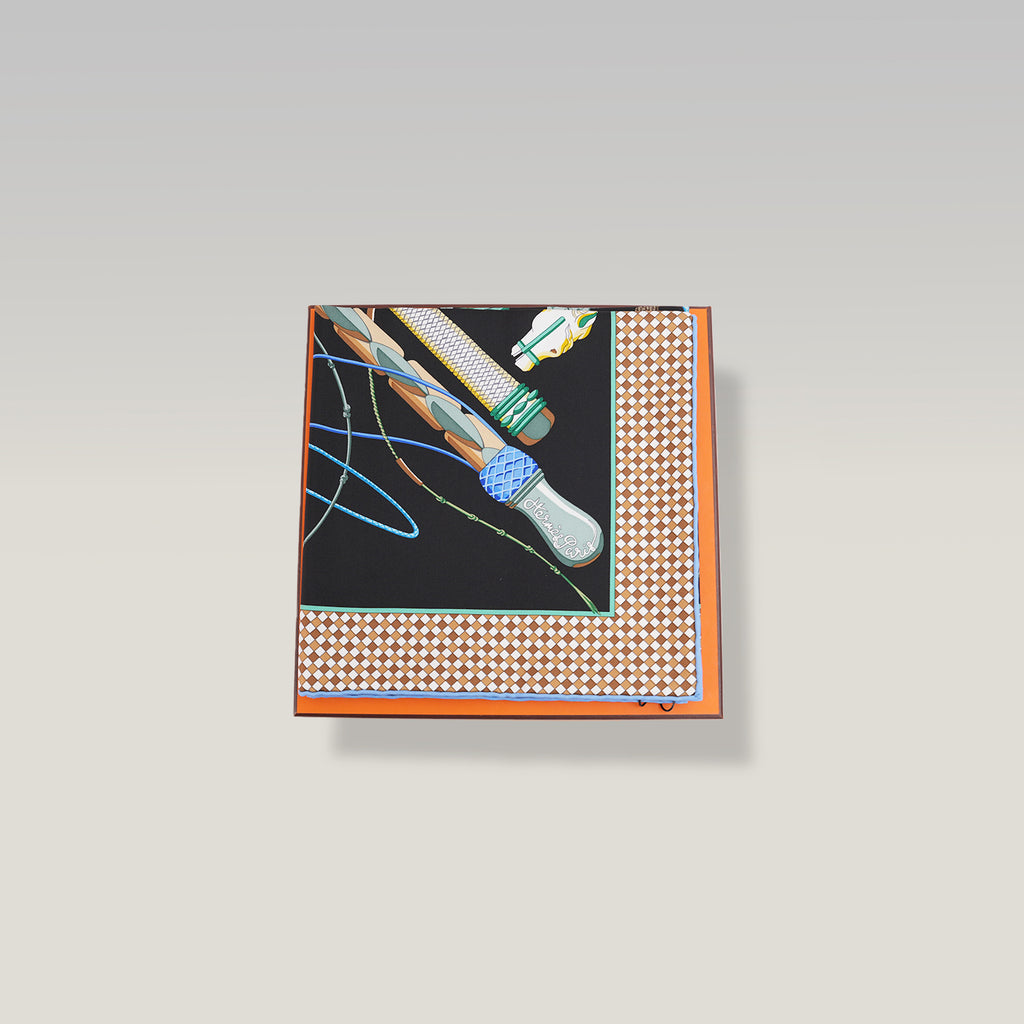 Hermès Fouets et Badines Foulard Carré 90 in Seta Nera Multicolore con Motivi Equestri e Bordi Geometrici