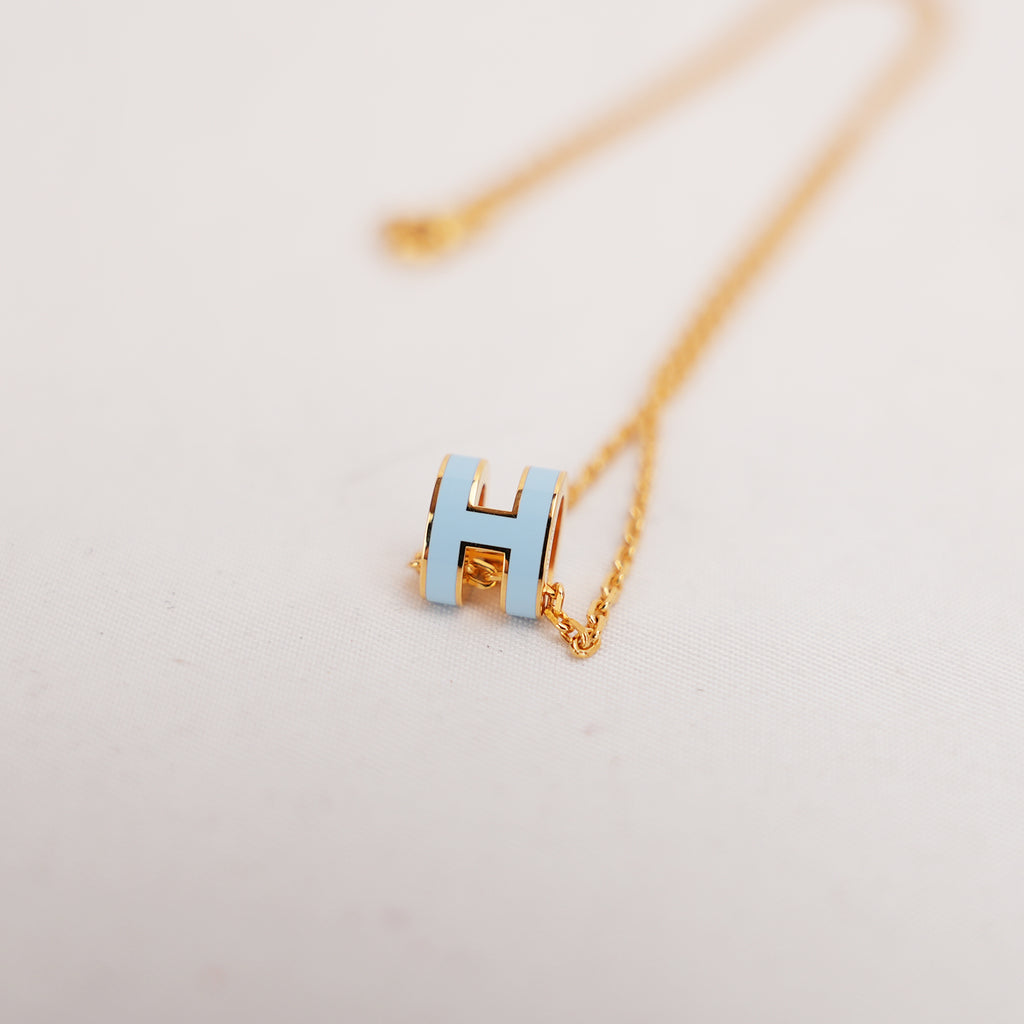 Hermès Pop H Collana in Metallo Dorato con Smalto Azzurro – Collana Donna