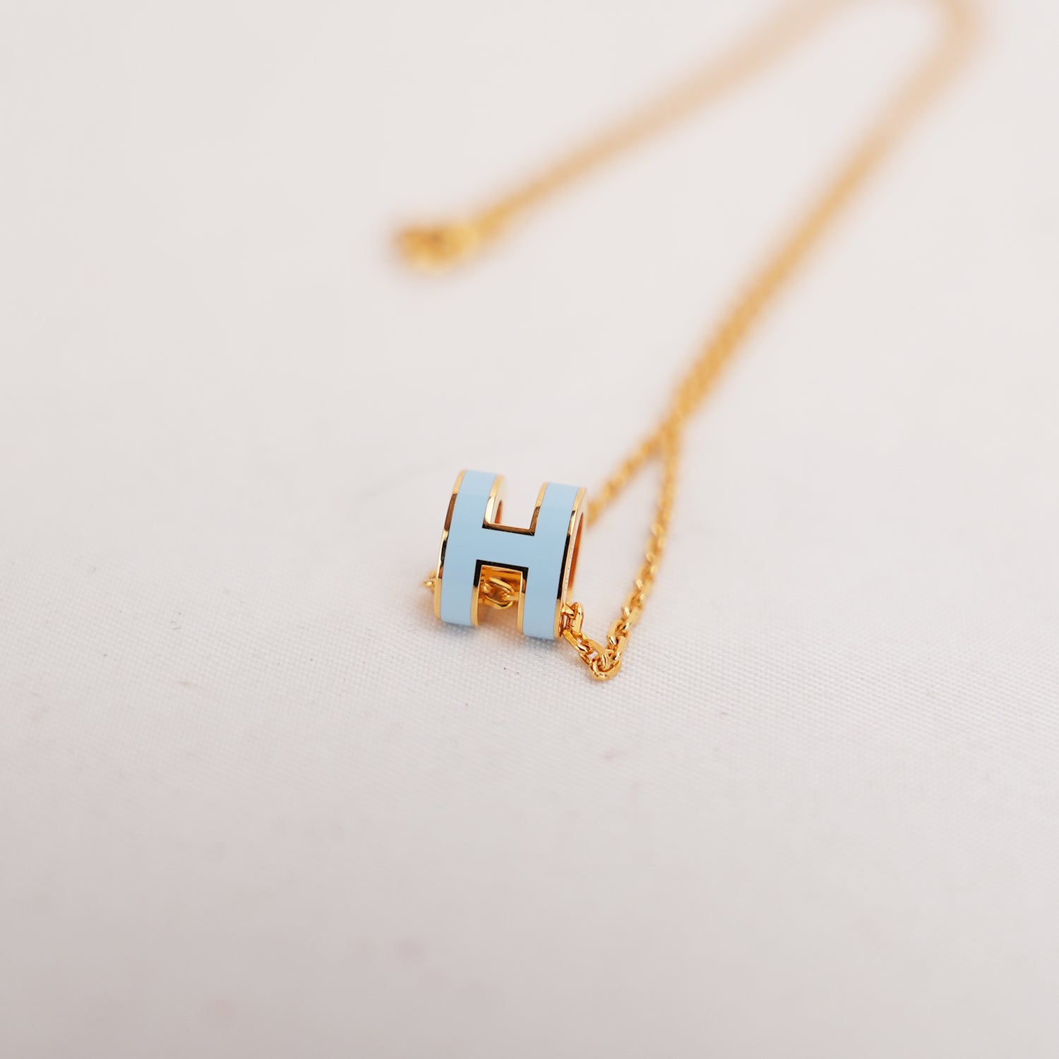 Hermès Pop H Collana in Metallo Dorato con Smalto Azzurro – Collana Donna