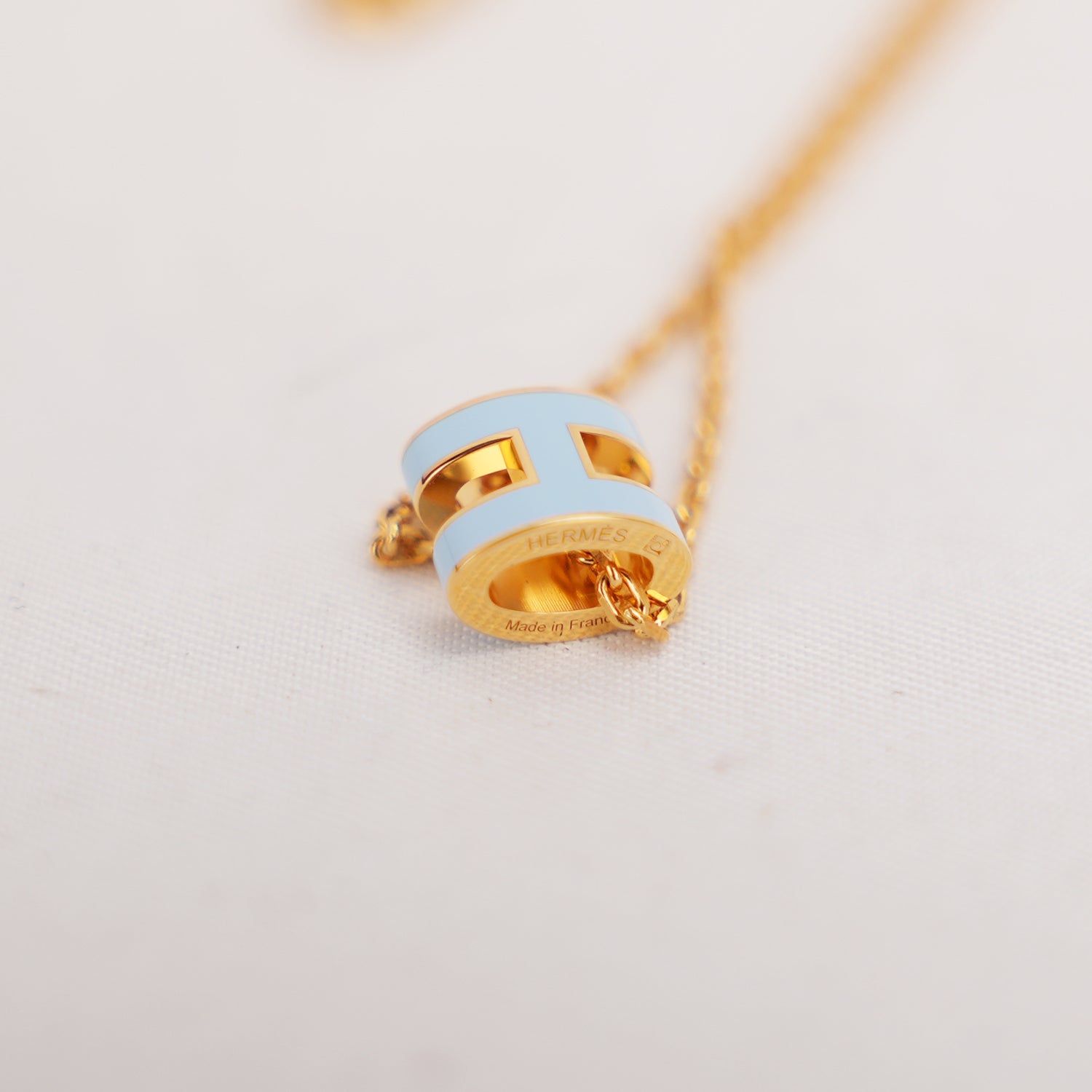 Hermès Pop H Collana in Metallo Dorato con Smalto Azzurro – Collana Donna