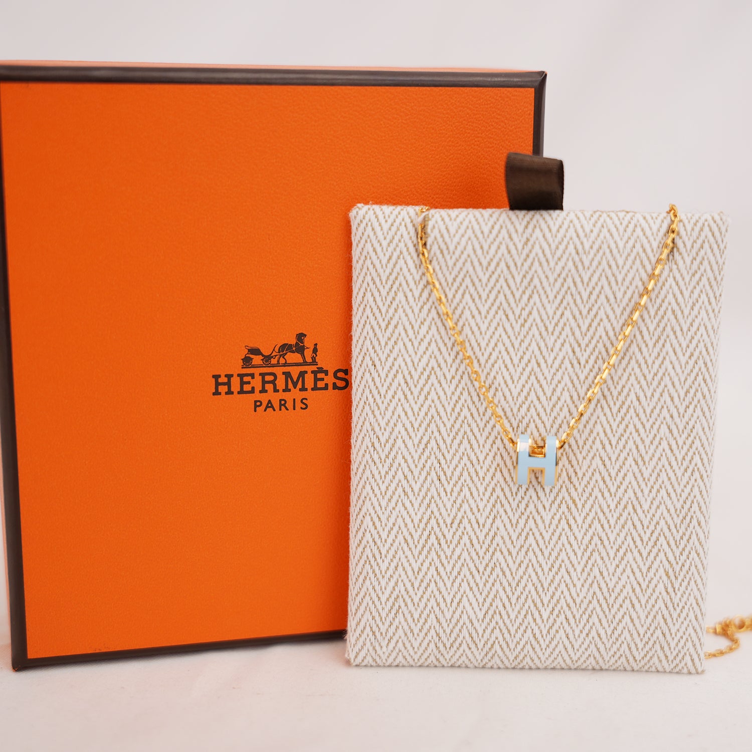 Hermès Pop H Collana in Metallo Dorato con Smalto Azzurro – Collana Donna