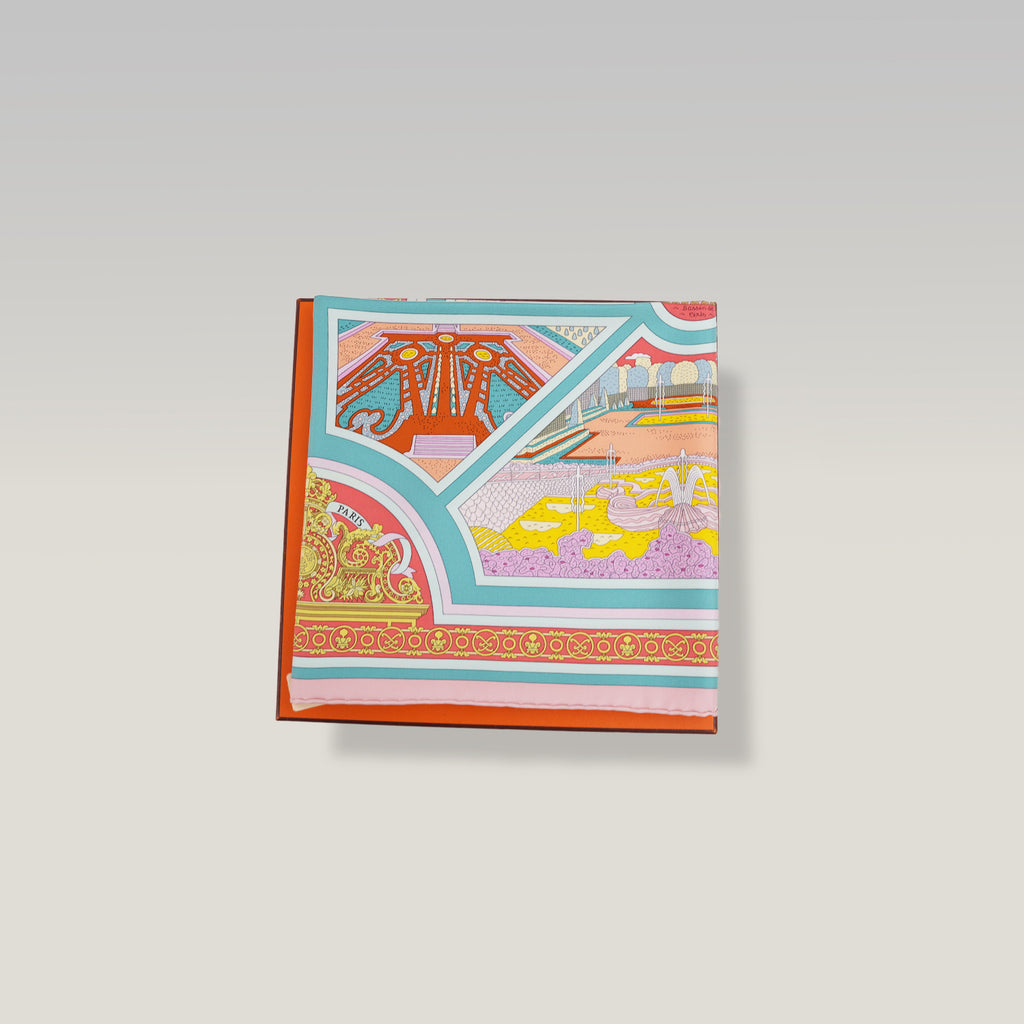 Hermès Flânerie à Versailles Foulard Carré 90 in Seta Multicolore Rosa, Turchese e Arancione con Stampa Artistica