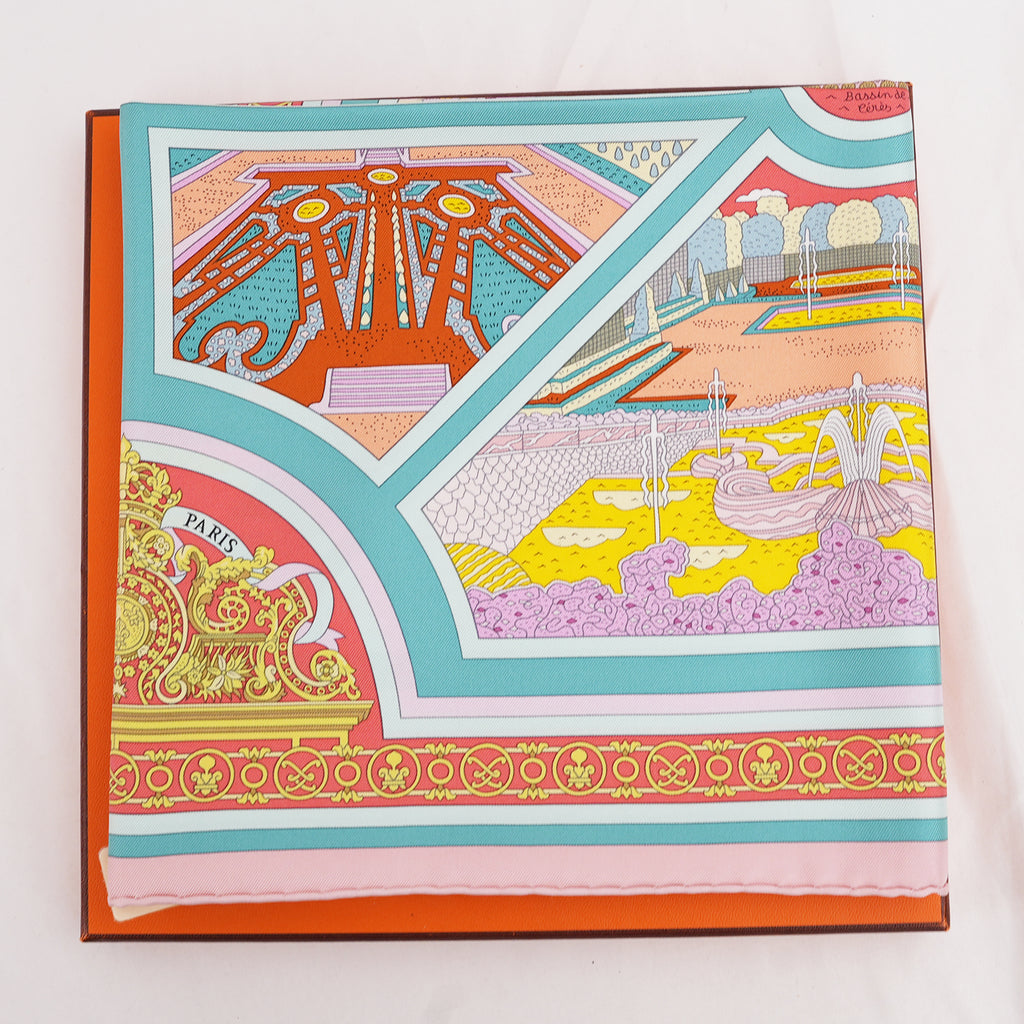 Hermès Flânerie à Versailles Foulard Carré 90 in Seta Multicolore Rosa, Turchese e Arancione con Stampa Artistica