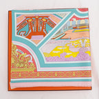 Hermès Flânerie à Versailles Foulard Carré 90 in Seta Multicolore Rosa, Turchese e Arancione con Stampa Artistica