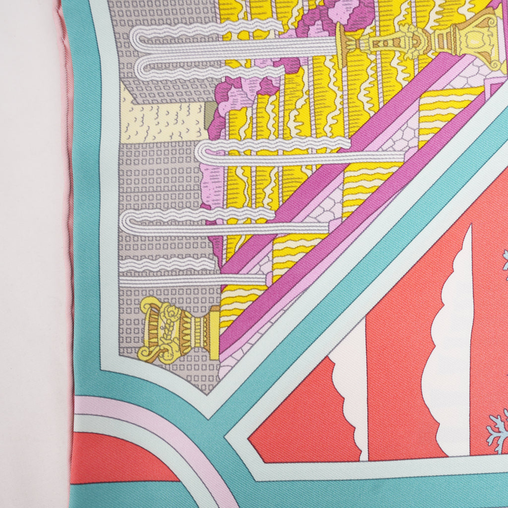Hermès Flânerie à Versailles Foulard Carré 90 in Seta Multicolore Rosa, Turchese e Arancione con Stampa Artistica