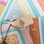 Hermès Flânerie à Versailles Foulard Carré 90 in Seta Multicolore Rosa, Turchese e Arancione con Stampa Artistica