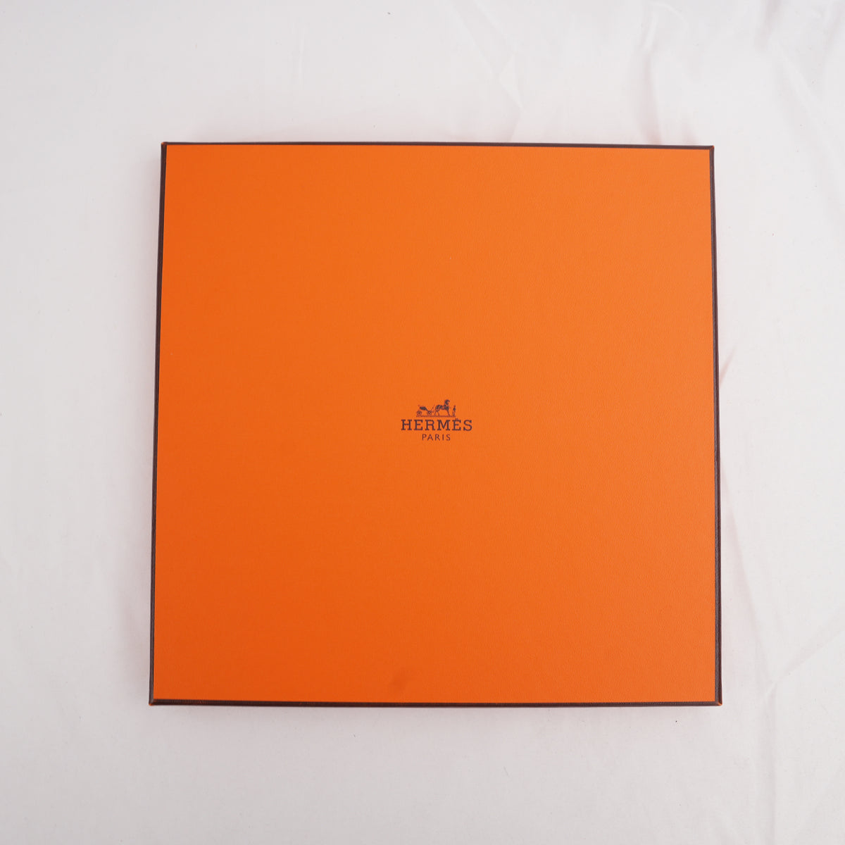 Hermès Flânerie à Versailles Foulard Carré 90 in Seta Multicolore Rosa, Turchese e Arancione con Stampa Artistica
