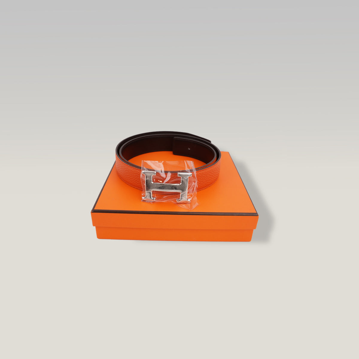 Hermès Cintura Reversibile H Martelée 85 in Pelle Arancione e Marrone Scuro con Fibbia H Argentata e Scatola