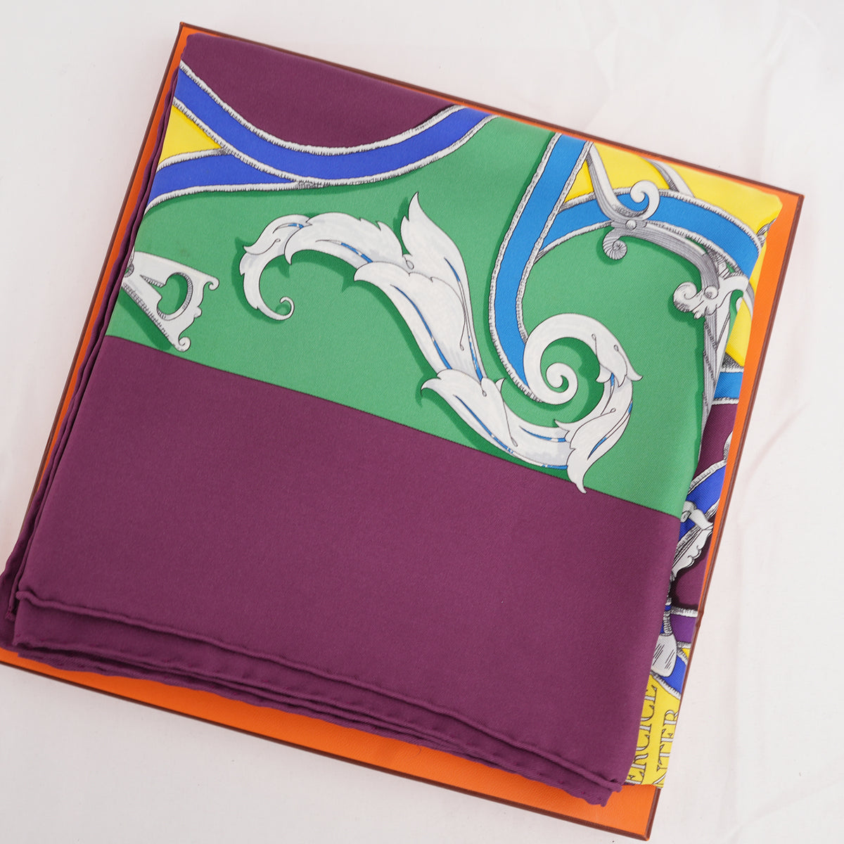 Hermès L'Instruction du Roy en l'Exercice de Monter à Cheval Foulard Carré 90 in Seta Viola Multicolore con Motivi Equestri