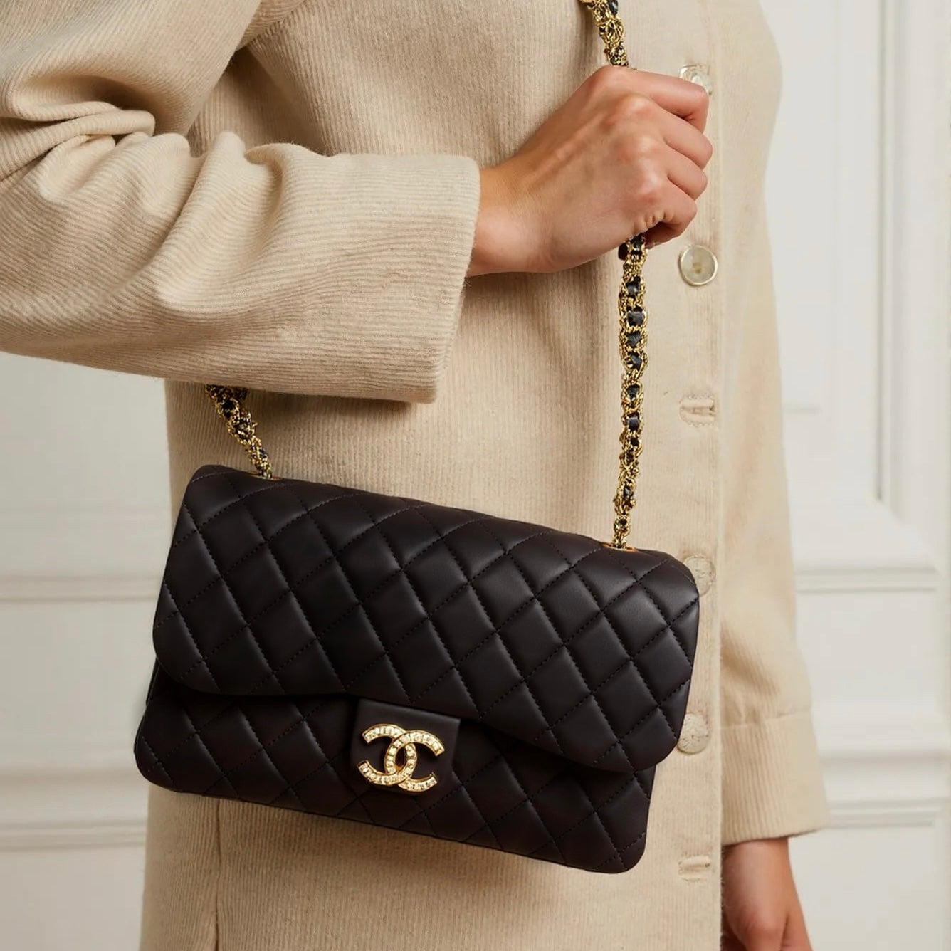 Chanel Medium Flap – Borsa Trapuntata con Tracolla a Catena Decorata con Perle