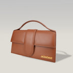 Jacquemus Le Bambino Long Borsa a Mano in Pelle Marrone con Logo Oro