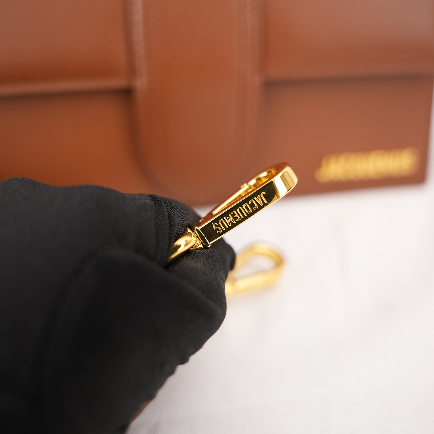 Jacquemus Le Bambino Long Borsa a Mano in Pelle Marrone con Logo Oro