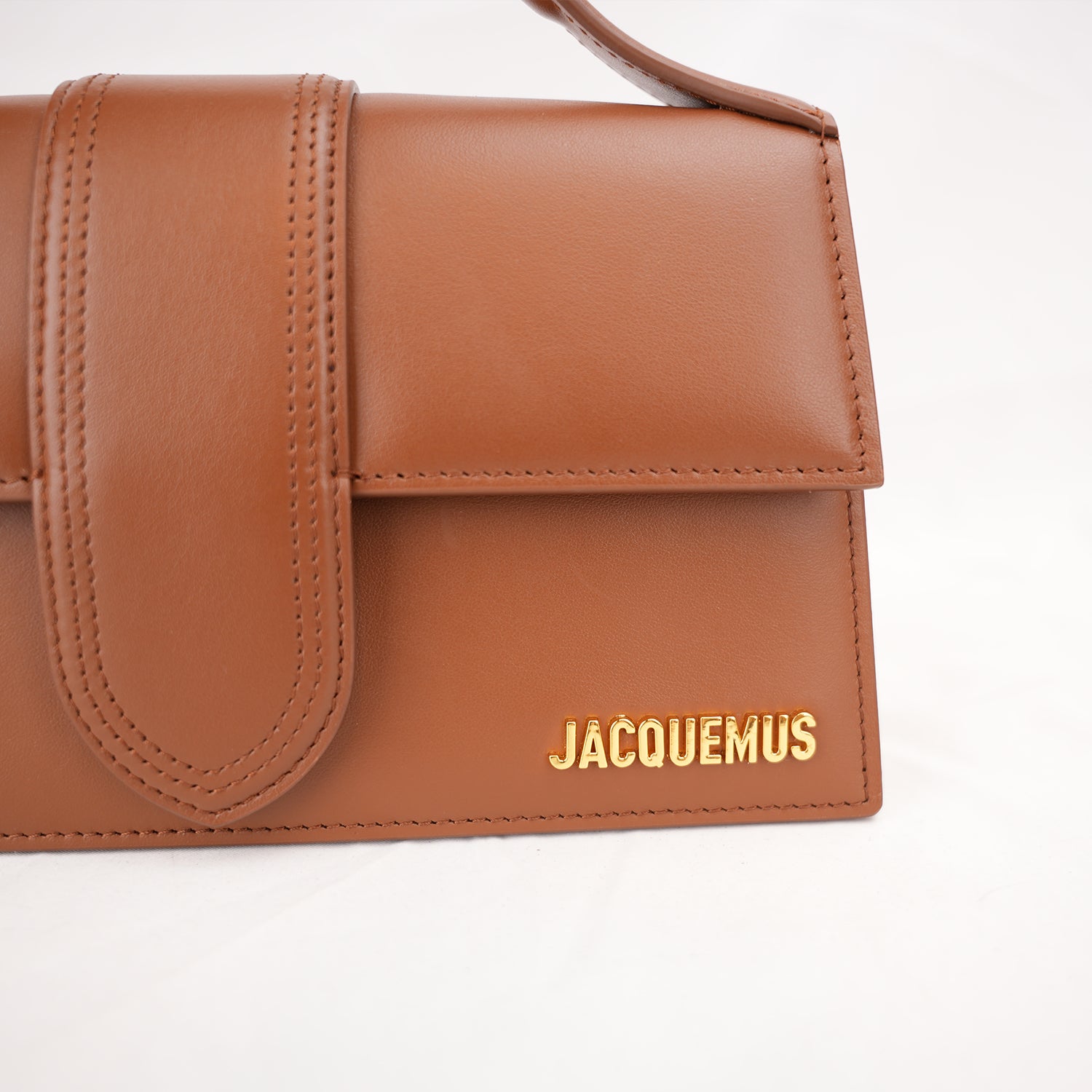 Jacquemus Le Bambino Long Borsa a Mano in Pelle Marrone con Logo Oro