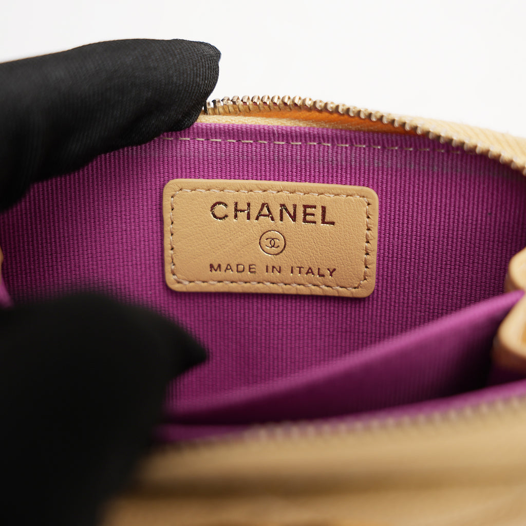 Portafoglio CHANEL in pelle trapuntata gialla con zip