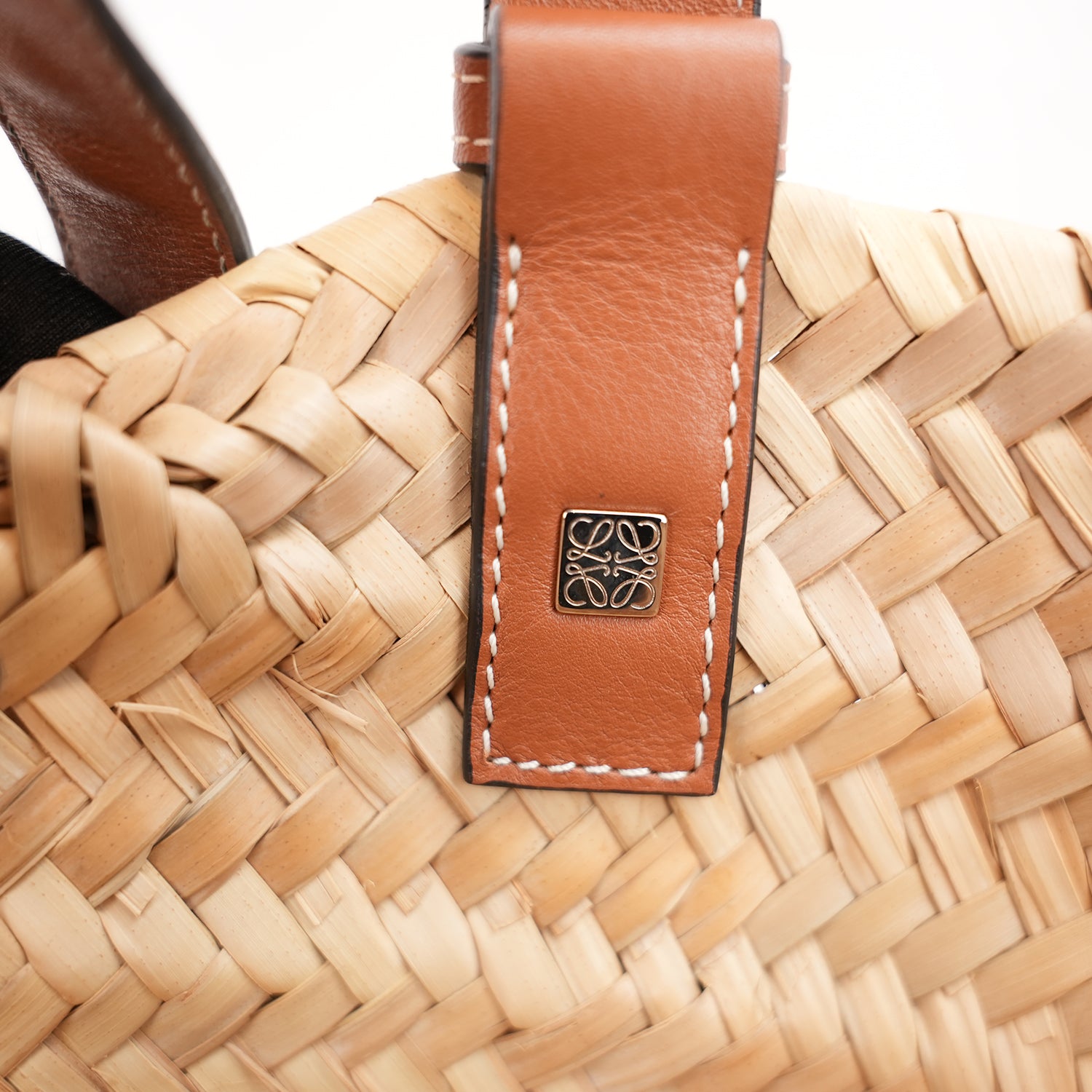 Loewe Basket Bag Medium in Palma Intrecciata e Pelle di Vitello Cuoio