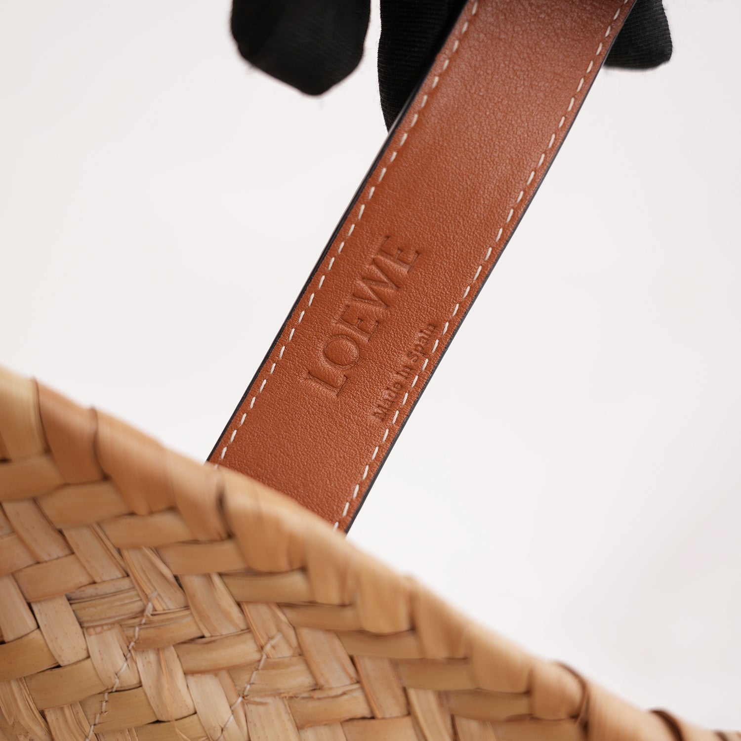 Loewe Basket Bag Medium in Palma Intrecciata e Pelle di Vitello Cuoio