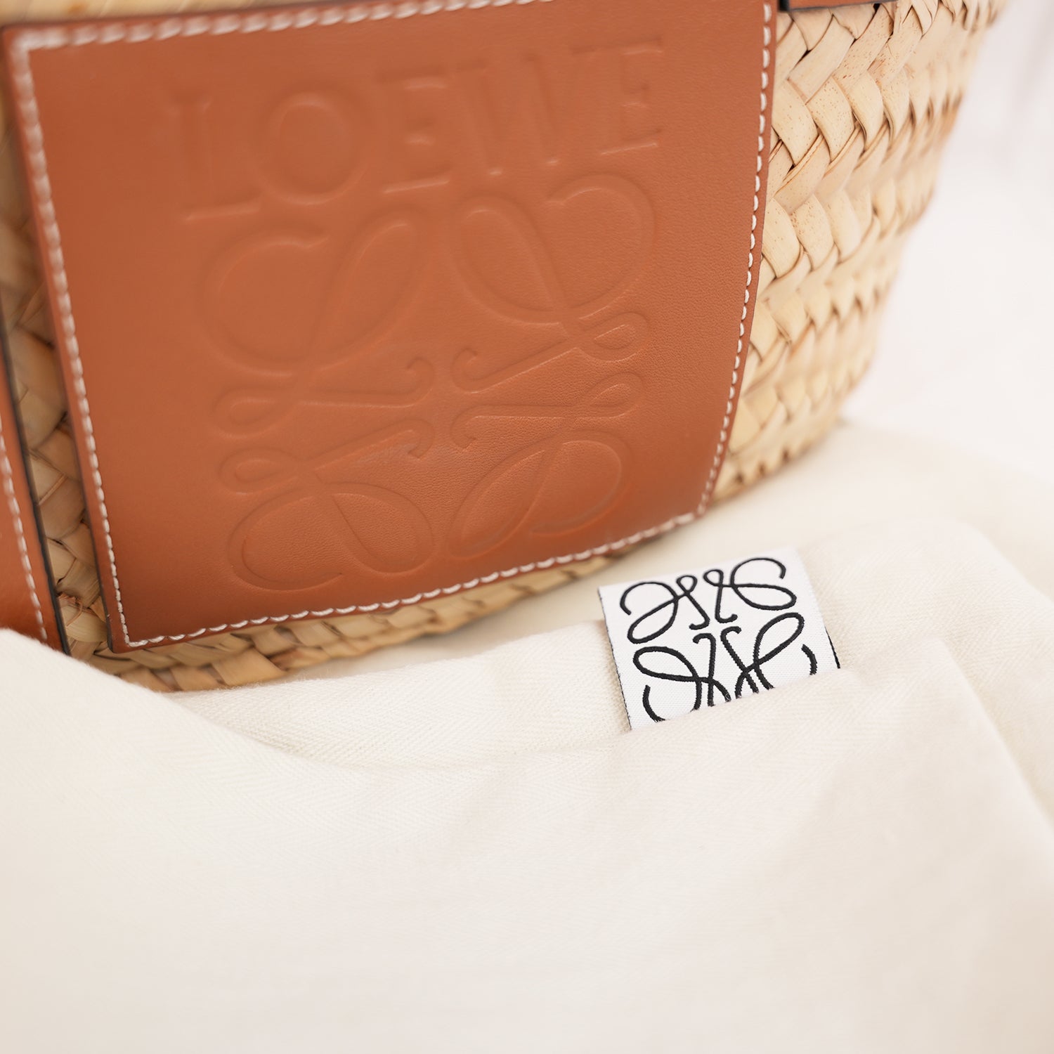 Loewe Basket Bag Medium in Palma Intrecciata e Pelle di Vitello Cuoio