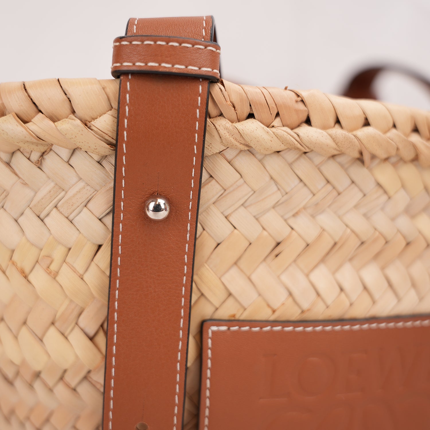 Loewe Basket Bag Medium in Palma Intrecciata e Pelle di Vitello Cuoio