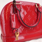 Louis Vuitton Alma BB Monogram Vernis Rosso Ciliegia – Borsa a Mano in Pelle Verniciata