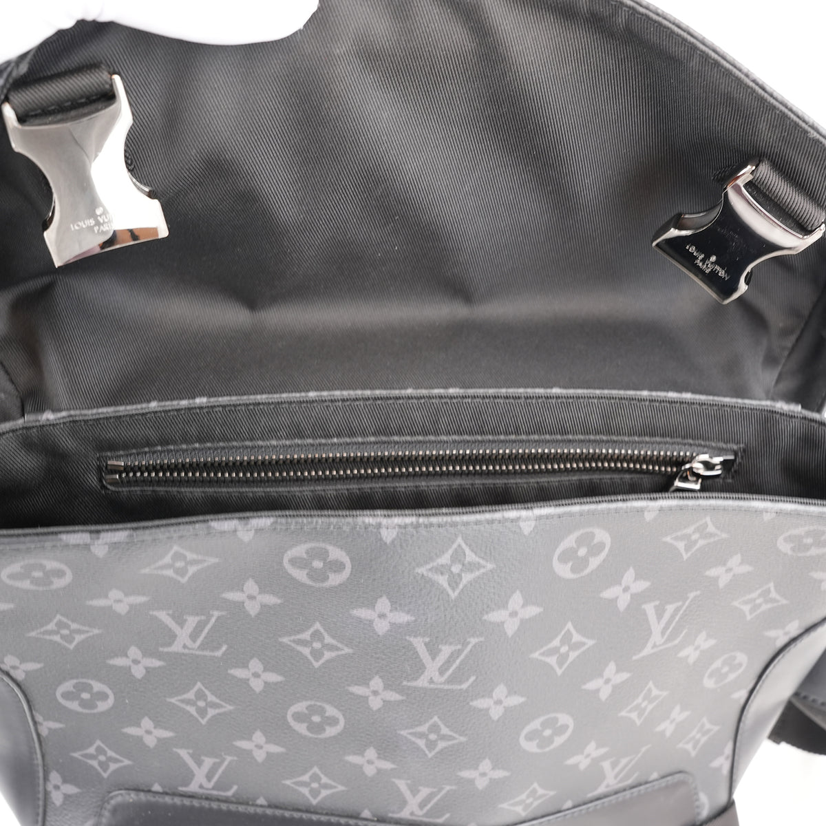 Louis Vuitton Voyager Messenger PM Borsa a Tracolla Piccola in Tela Monogram Eclipse Nera e Grigia con Dettagli in Pelle