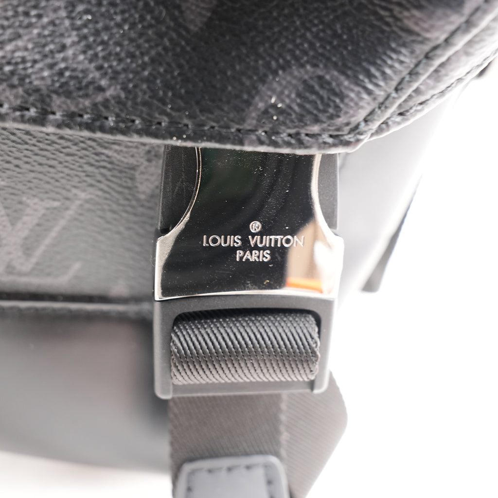 Louis Vuitton Voyager Messenger PM Borsa a Tracolla Piccola in Tela Monogram Eclipse Nera e Grigia con Dettagli in Pelle