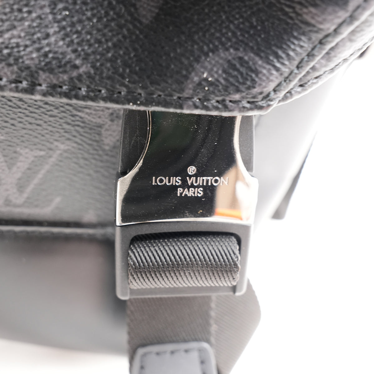 Louis Vuitton Voyager Messenger PM Borsa a Tracolla Piccola in Tela Monogram Eclipse Nera e Grigia con Dettagli in Pelle
