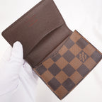 Louis Vuitton Enveloppe Carte de Visite Portacarte in Tela Damier Ébène Marrone con Chiusura a Patta